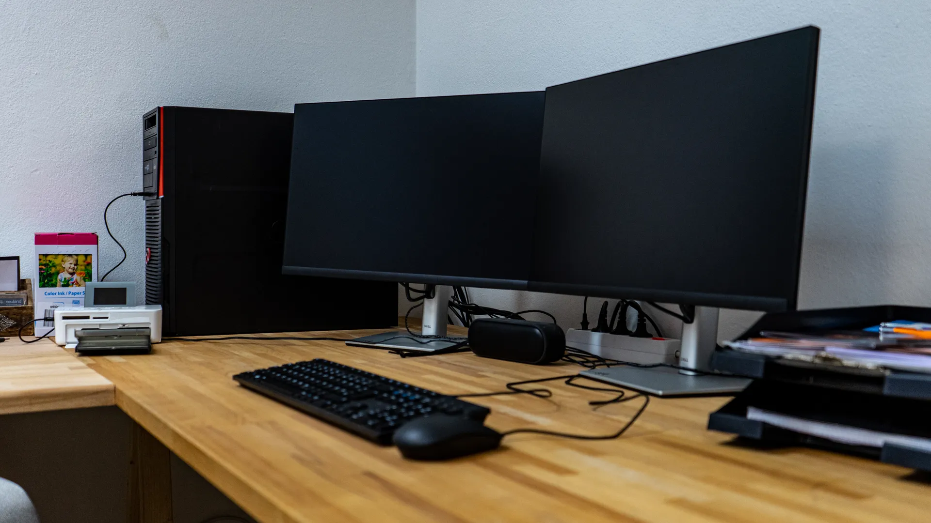 Unser Schreibtisch mit einem PC & 2 Bildschirmen