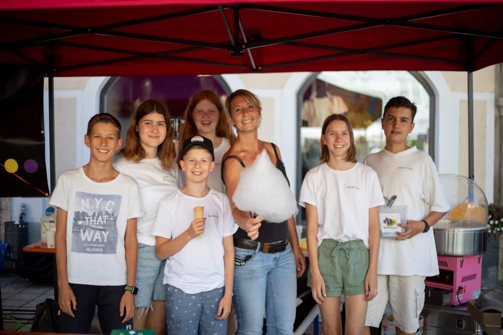 Jugendwerkstatt präsentiert stolz Spendendosen für das Myr-Festival